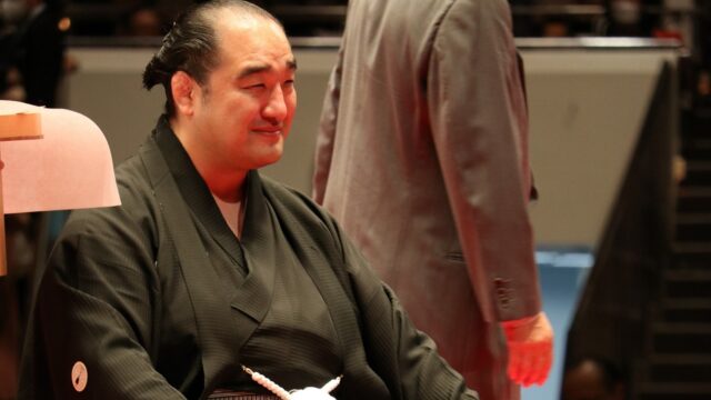 津軽の男・元関脇安美錦　約350人がはさみを入れた断髪式