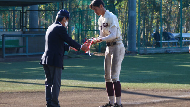 秋季リーグ戦閉幕　村上がベストナインを受賞／閉会式