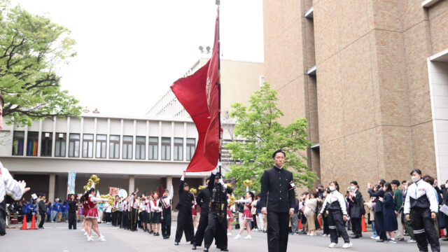 史上初の新歓パレード！　心を一つに『紺碧の空』、校歌を斉唱