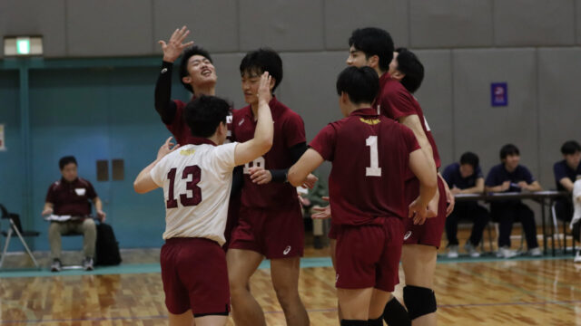 【男子バレー】約２時間半の大激闘！ 明大に辛勝し、最終戦を前に１位に躍り出た