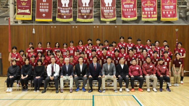 早大バレー部　新たなユニホームを受け取る