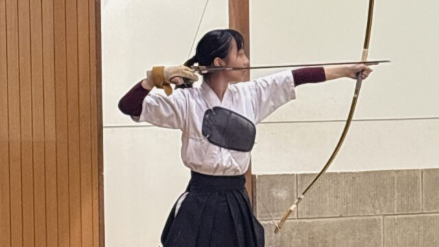 【弓道】　伝統の早慶戦で圧巻の射　慶大に快勝