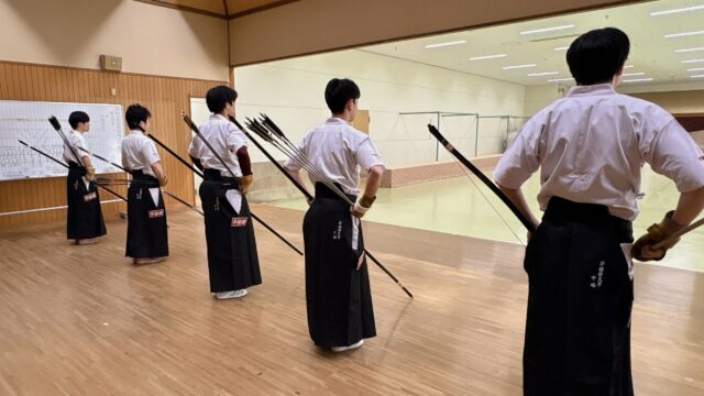 【弓道】早明定期戦　食らいつくも明大に及ばず