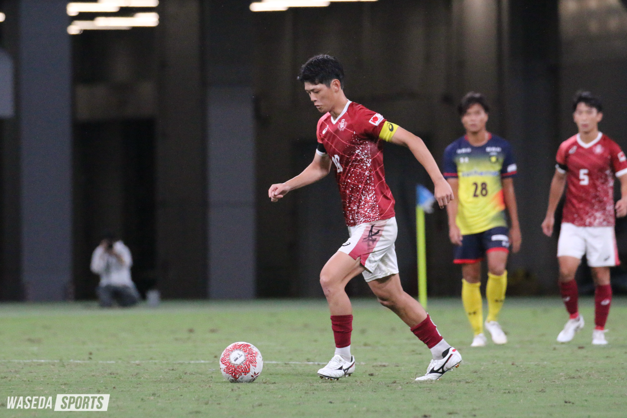 ”パスを出す鈴木主将"